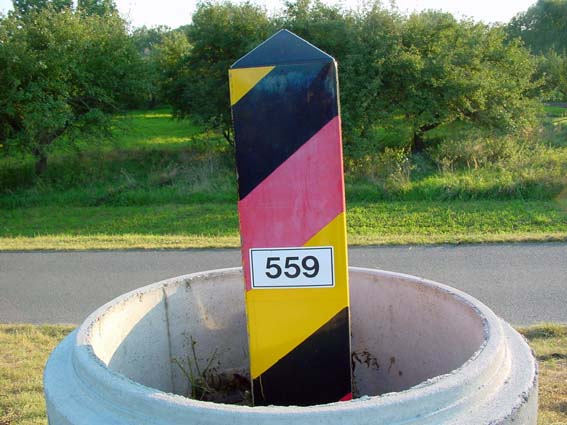 Grenzstein auf dem Deich